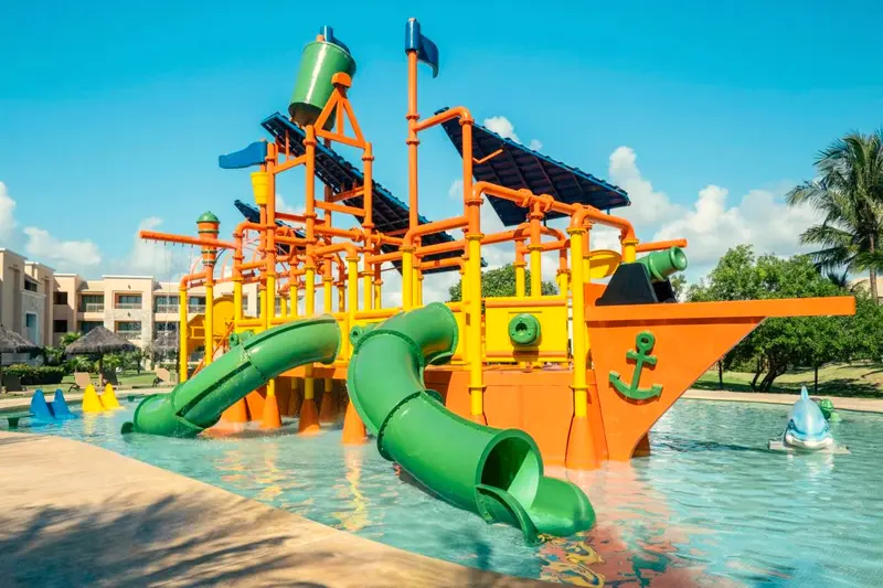Barco pirata com toboáguas no Aquafun, a área aquática das crianças