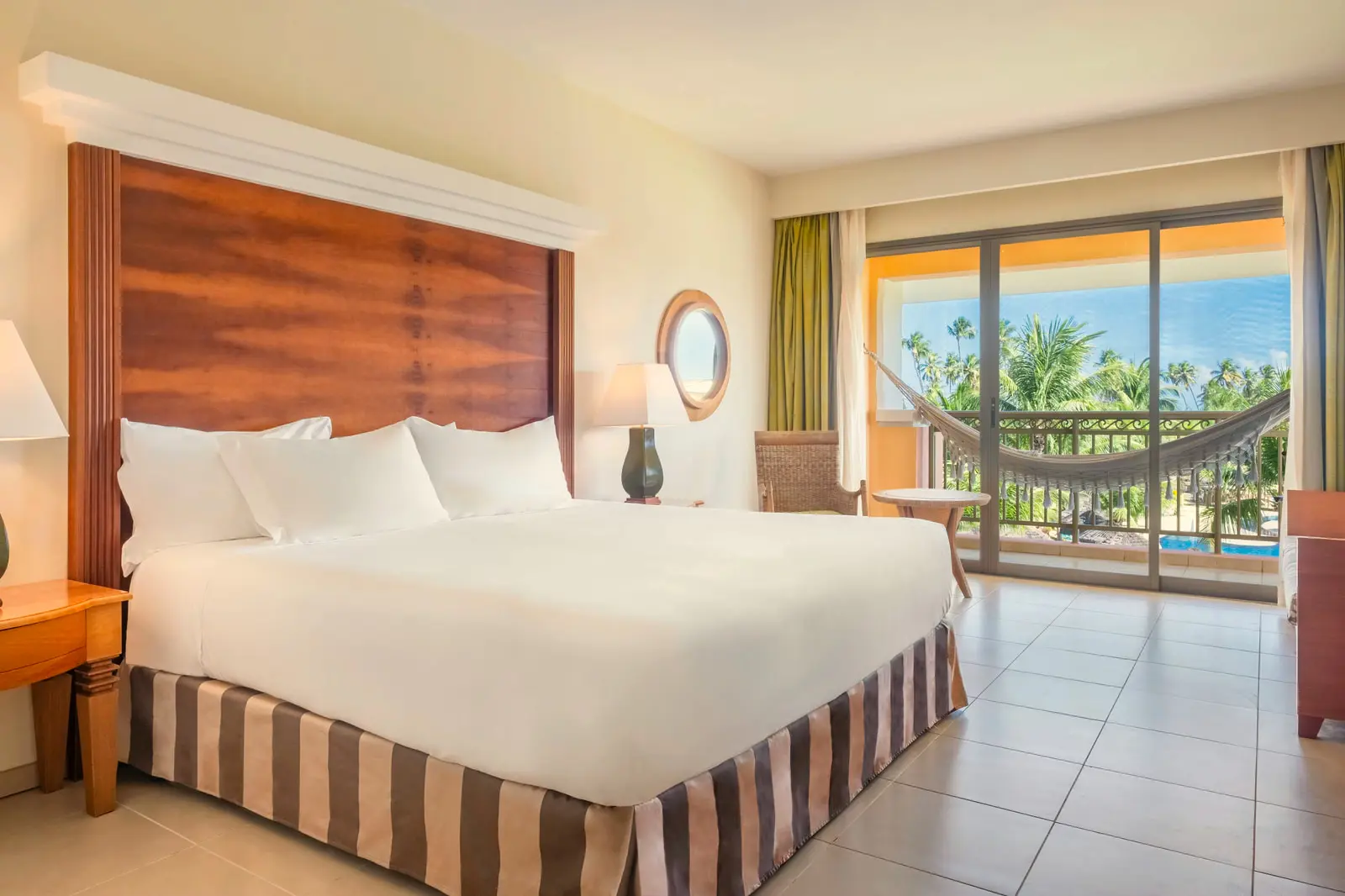 Junior Suite Corner com cama king e varanda com rede