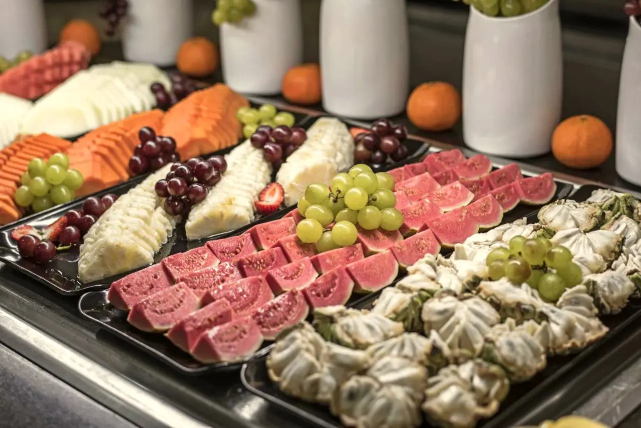 Travessas de frutas cortadas no bufê