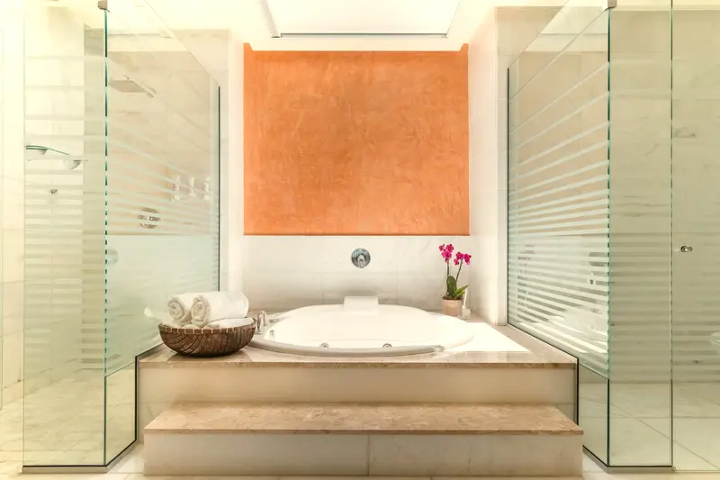 Banheira de hidromassagem interna da Penthouse Suite Ocean Front