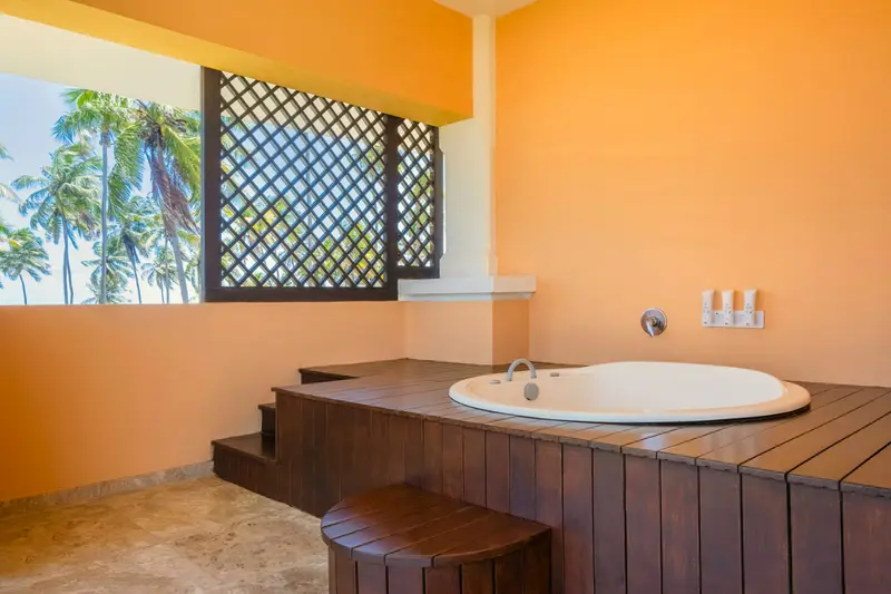 Banheira de hidromassagem externa da Penthouse Suite Ocean Front, com coqueiros ao fundo