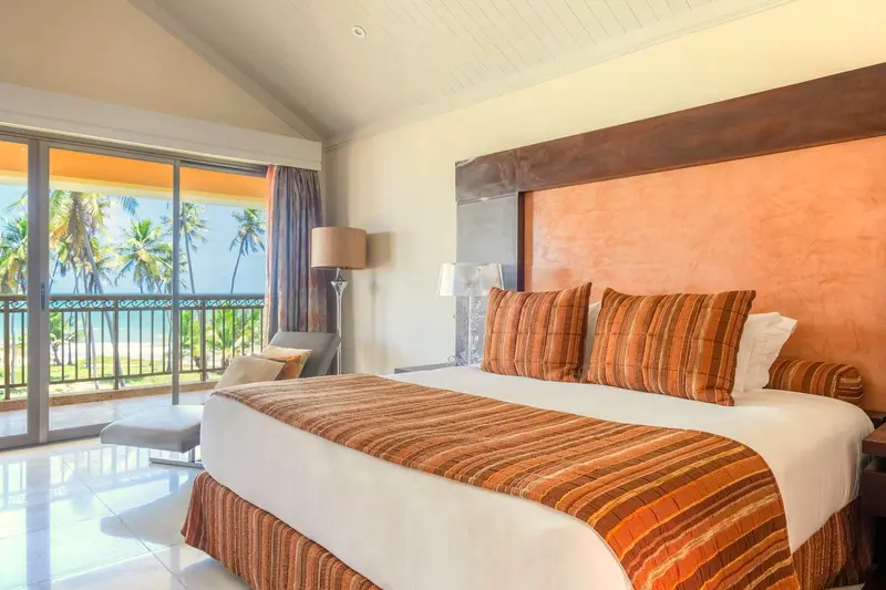 Quarto da Penthouse Suite Ocean Front com cama king e varanda voltada para o mar