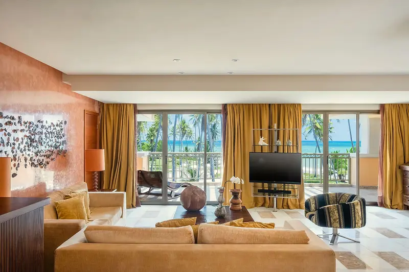Sala de estar da Penthouse Suite Ocean Front com sofás e portas de vidro para o terraço com vista para o mar