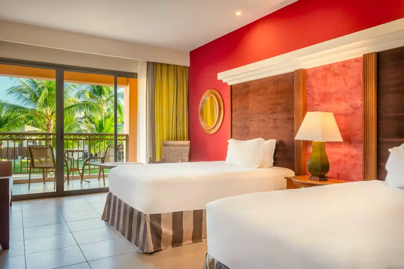 Quarto com duas camas de casal e varanda