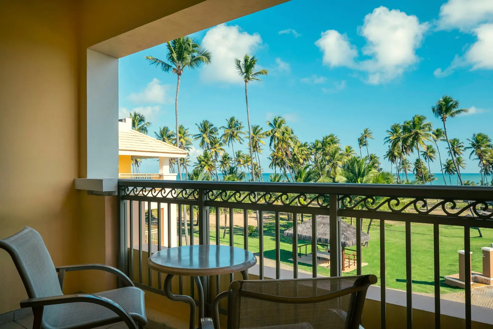 Varanda da Junior Suite Side Ocean View com vista lateral para o mar